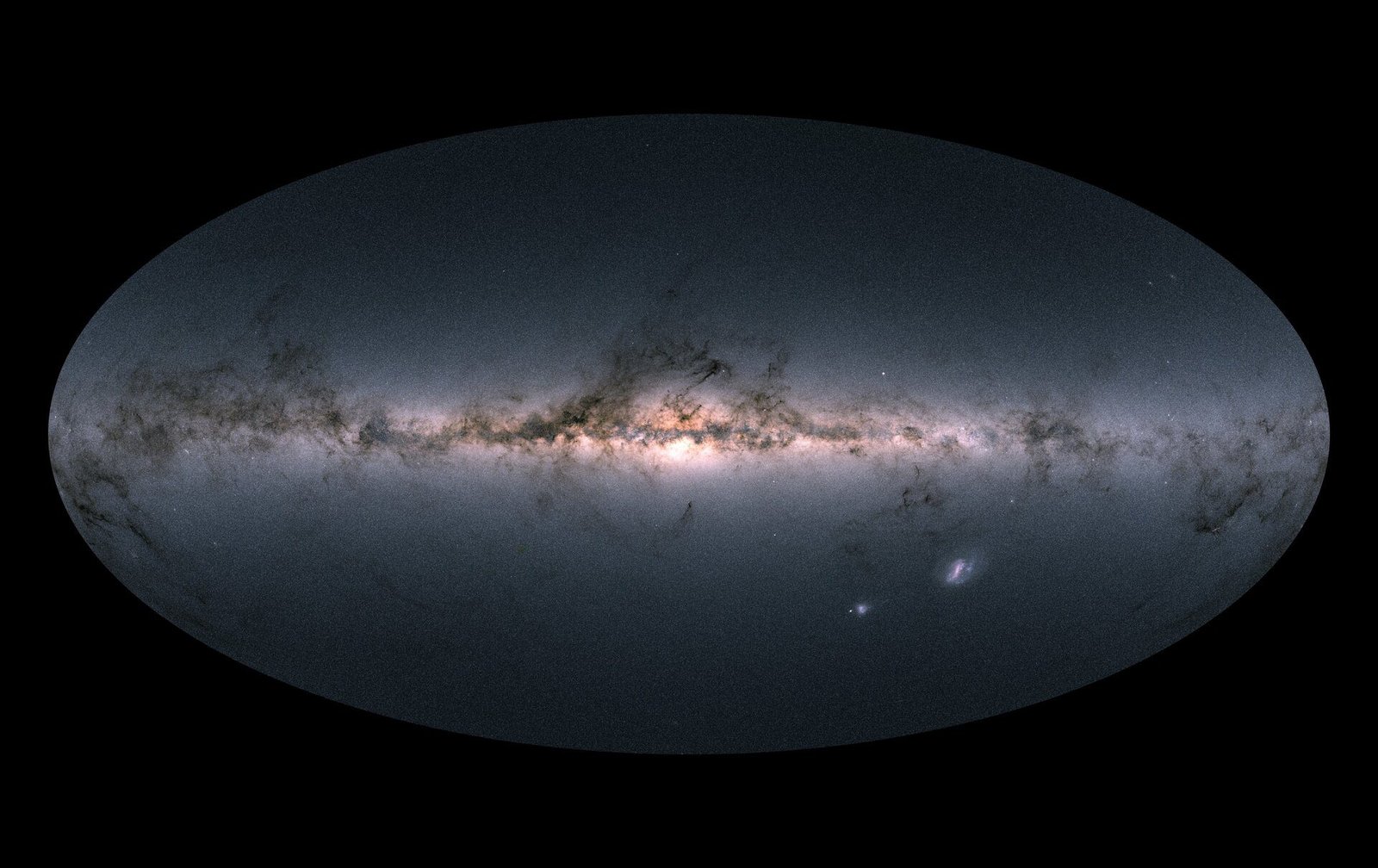 Mapa de todo el cielo construido con mediciones de Gaia: la banda brillante de la Vía Láctea cruza el centro y las Nubes de Magallanes aparecen abajo a la derecha.